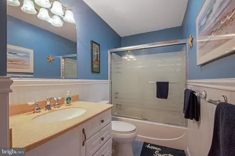 Bath - 3542 Loch Haven Dr, Edgewater, MD 21037 photo 1 of 2