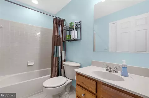 Bath - 1327 Peppertree Ct, Crofton, MD 21114 photo 5 of 6