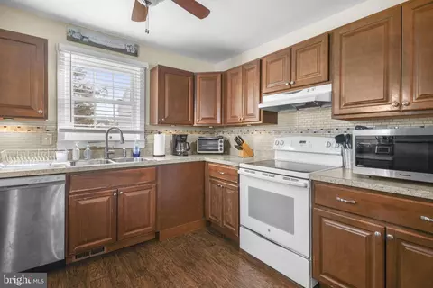 Kitchen - 3715 5th Ave, Edgewater, MD 21037 photo 2 of 2