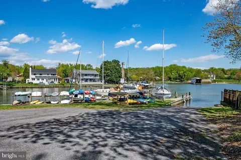 Exterior - 122 E Bay View Dr, Annapolis, MD 21403 photo 9 of 12