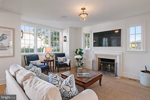 Living - 313 Washington St, Annapolis, MD 21403 photo 2 of 2
