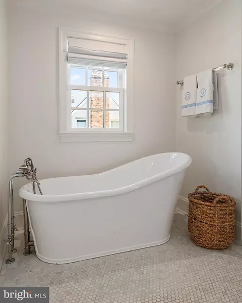 Bath - 313 Washington St, Annapolis, MD 21403 photo 3 of 9