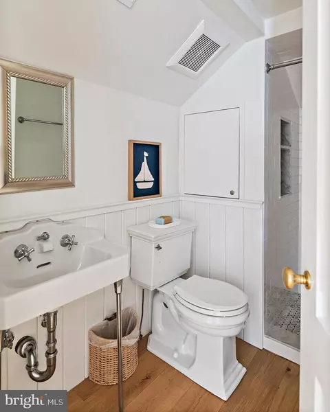 Bath - 313 Washington St, Annapolis, MD 21403 photo 7 of 9