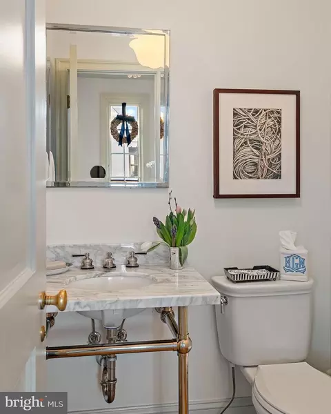 Bath - 313 Washington St, Annapolis, MD 21403 photo 1 of 9