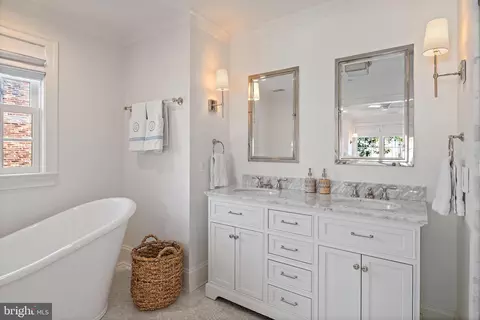 Bath - 313 Washington St, Annapolis, MD 21403 photo 2 of 9