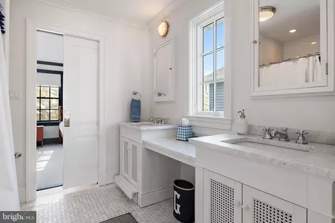 Bath - 313 Washington St, Annapolis, MD 21403 photo 5 of 9