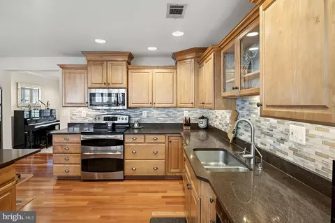 Kitchen - 1535 Ridgely Dr, Edgewater, MD 21037 photo 4 of 5