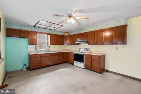 Kitchen - 706 203rd St, Pasadena, MD 21122 photo 2 of 2