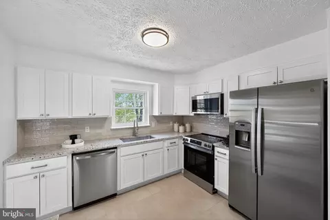 Kitchen - 1108 Silverleaf Dr, Arnold, MD 21012 photo 2 of 3
