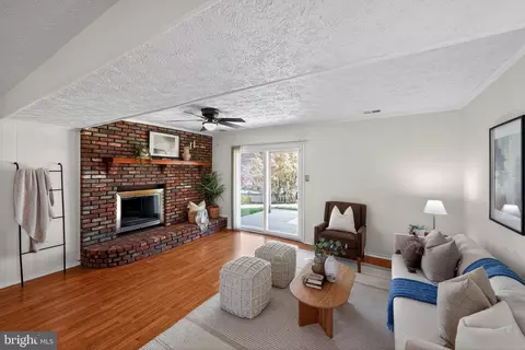Living - 1108 Silverleaf Dr, Arnold, MD 21012 photo 4 of 4