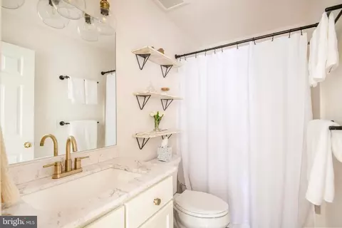 Bath - 3646 N Carolina Ave, Edgewater, MD 21037 photo 3 of 8