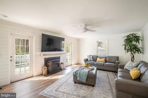 Living - 3646 N Carolina Ave, Edgewater, MD 21037 photo 1 of 1