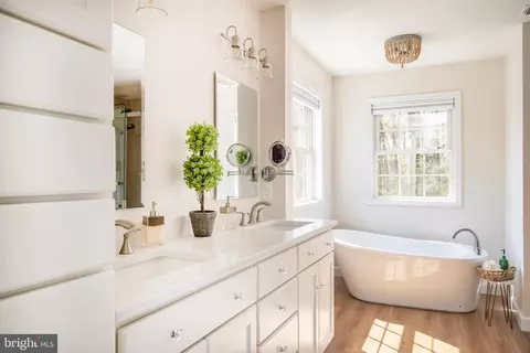 Bath - 3646 N Carolina Ave, Edgewater, MD 21037 photo 4 of 8