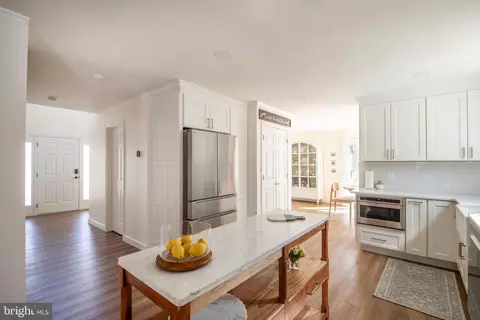 Entry Way - 3646 N Carolina Ave, Edgewater, MD 21037 photo 3 of 14