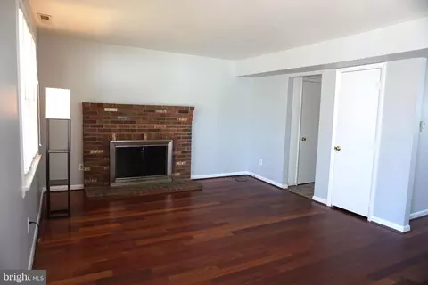 Living - 702 Londontown Rd, Edgewater, MD 21037 photo 3 of 5