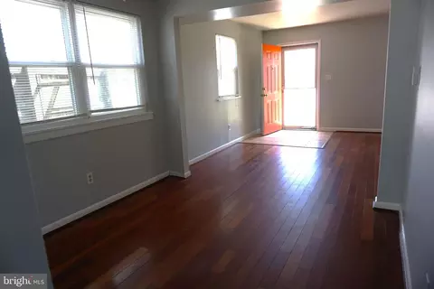 Living - 702 Londontown Rd, Edgewater, MD 21037 photo 4 of 5