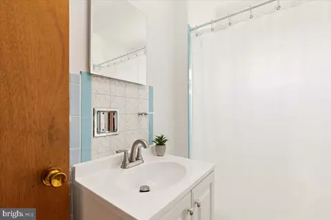 Bath - 723 207th St, Pasadena, MD 21122 photo 2 of 2