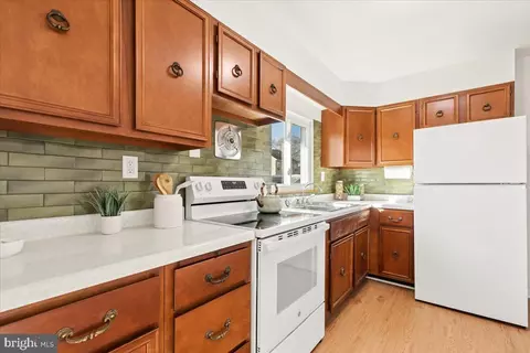 Kitchen - 723 207th St, Pasadena, MD 21122 photo 3 of 4