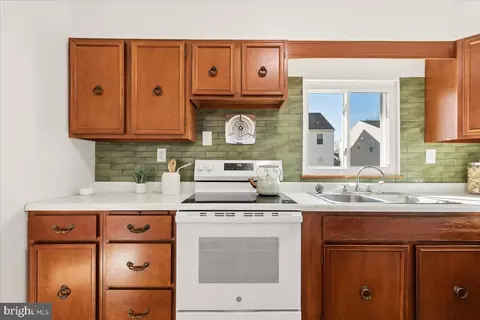 Kitchen - 723 207th St, Pasadena, MD 21122 photo 2 of 4