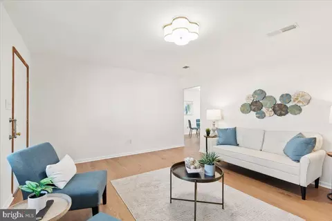 Living - 723 207th St, Pasadena, MD 21122 photo 3 of 4