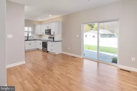 Living - 1222 Juniper St, Shady Side, MD 20764 photo 4 of 8
