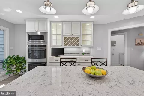 Kitchen - 336 Colony Point Pl, Edgewater, MD 21037 photo 6 of 8