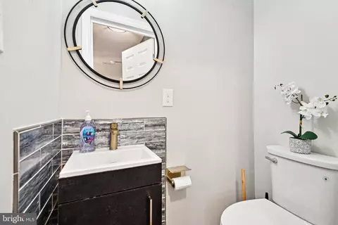 Entry Way - 805 Spa Rd, Annapolis, MD 21401 photo 4 of 8