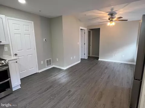 Living - 805 Spa Rd, Annapolis, MD 21401 photo 1 of 2