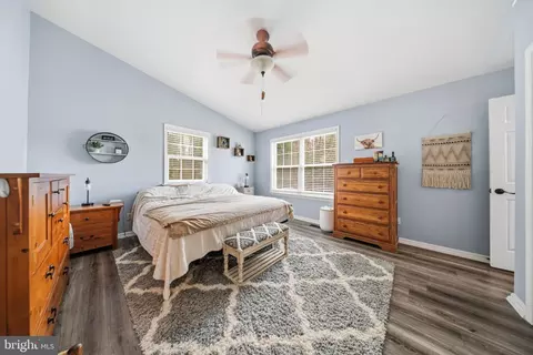 Bedroom - 1221 Cedar Ln, Edgewater, MD 21037 photo 5 of 6