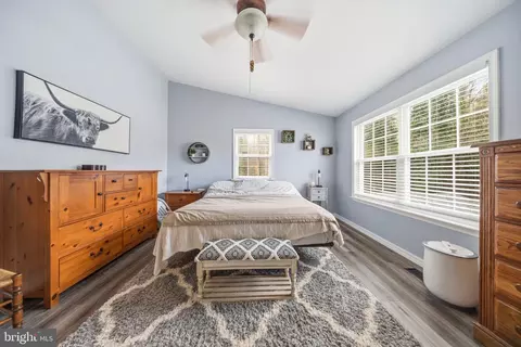 Bedroom - 1221 Cedar Ln, Edgewater, MD 21037 photo 4 of 6