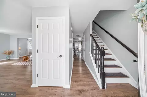 Entry Way - 1221 Cedar Ln, Edgewater, MD 21037 photo 2 of 9