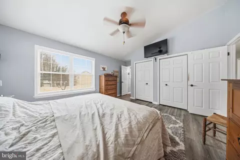 Bedroom - 1221 Cedar Ln, Edgewater, MD 21037 photo 6 of 6