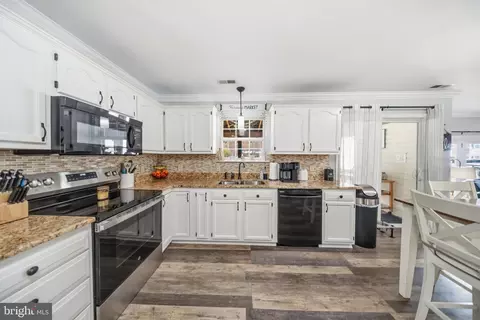 Kitchen - 1221 Cedar Ln, Edgewater, MD 21037 photo 2 of 3