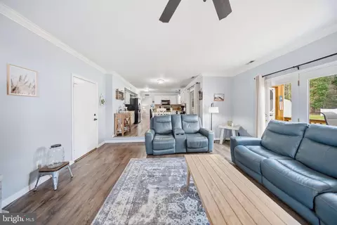 Entry Way - 1221 Cedar Ln, Edgewater, MD 21037 photo 7 of 9