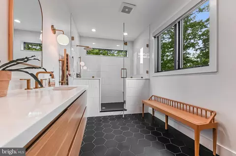 Bath - 188 Southdown Rd, Edgewater, MD 21037 photo 5 of 9
