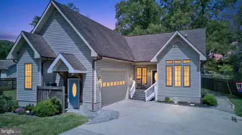18 Fallon Dr, Pasadena, MD 21122