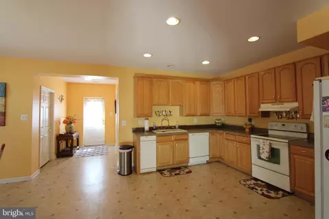 Entry Way - 4346 Mountain Rd, Pasadena, MD 21122 photo 3 of 5