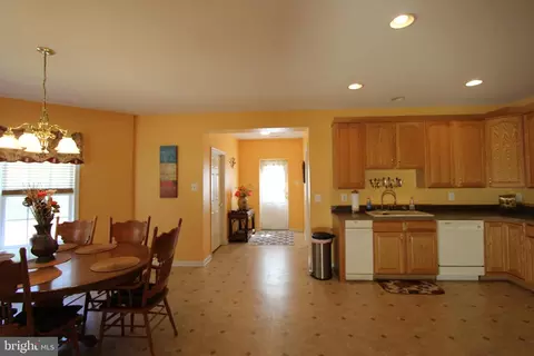 Entry Way - 4346 Mountain Rd, Pasadena, MD 21122 photo 4 of 5
