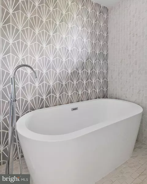 Bath - 1924 Thomas Dr, Annapolis, MD 21409 photo 6 of 7
