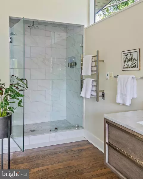 Bath - 1924 Thomas Dr, Annapolis, MD 21409 photo 3 of 7