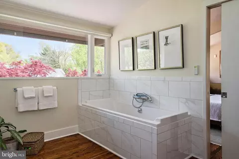 Bath - 1924 Thomas Dr, Annapolis, MD 21409 photo 2 of 7