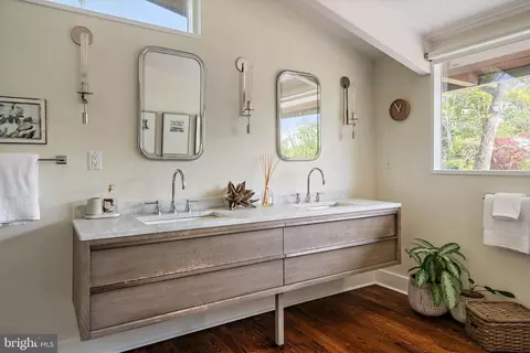 Bath - 1924 Thomas Dr, Annapolis, MD 21409 photo 1 of 7