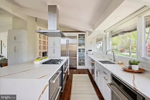 Kitchen - 1924 Thomas Dr, Annapolis, MD 21409 photo 4 of 4