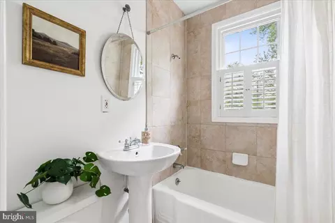 Bath - 76 Summerfield Dr, Annapolis, MD 21403 photo 1 of 4