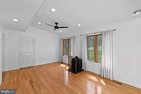 Living - 3530 Shady Dr, Edgewater, MD 21037 photo 4 of 5