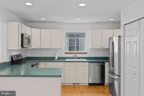 Kitchen - 3530 Shady Dr, Edgewater, MD 21037 photo 2 of 3