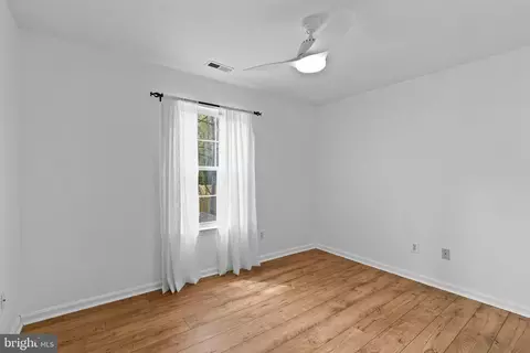 Bedroom - 3530 Shady Dr, Edgewater, MD 21037 photo 4 of 5
