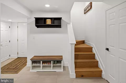 Entry Way - 122 Shore Rd, Arnold, MD 21012 photo 6 of 7