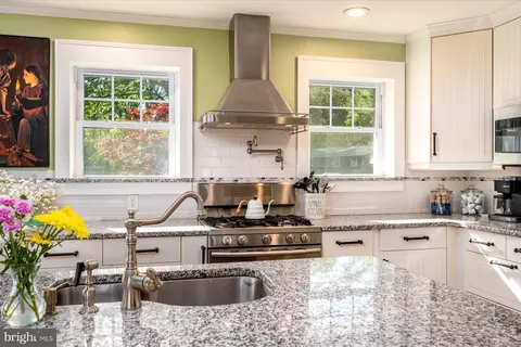 Kitchen - 26 Wilelinor Dr, Edgewater, MD 21037 photo 3 of 5