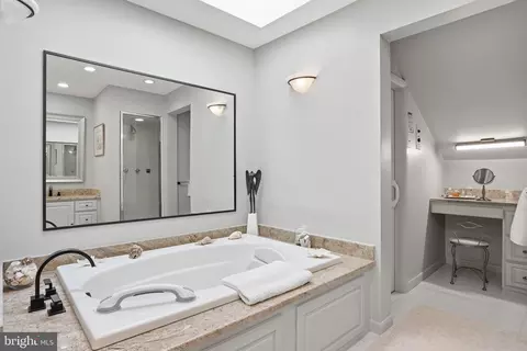 Bath - 1718 Woodlore Rd, Annapolis, MD 21401 photo 2 of 4